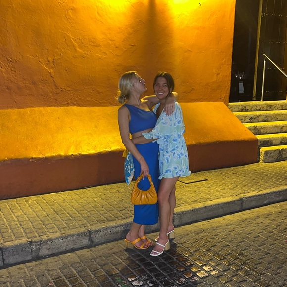 Meet your Posher, Lauren - Picture 3 of 7